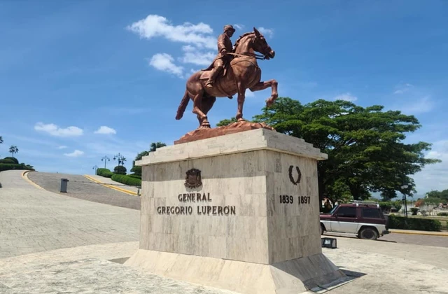 Monumento Heroes Restauracion de Santiago 1